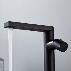 Mitigeur de lavabo noir en laiton avec bec cascade LED, design haut de gamme pour salle de bain