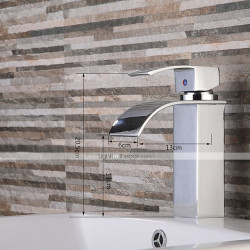 Robinet de lavabo en laiton à cascade argentée, design concis et contemporain avec eau chaude et froide